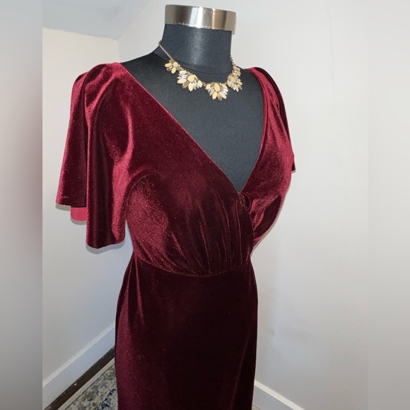 JENNY YOO Burgundy Velvet Backless Flutter Sleeve Gown 🌹 - Picture 5 of 17